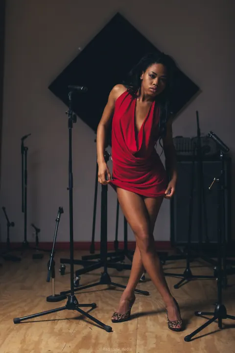 Ebony Brunette Poses in a Skirt – photo 20 of 21