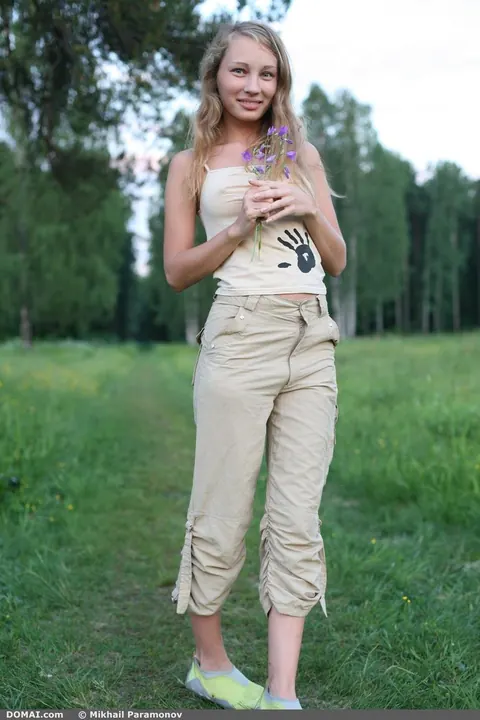 Slim Babe with Big Ass Spreads Her Pussy in the Forest – photo 18 of 20