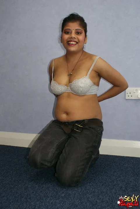 Pregnant Indian Woman Uncups Her Boobs and Strips Naked – photo 3 of 15