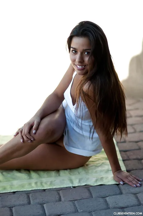 Brunette Drops Her Jeans and Spreads Her Pussy Outdoors – photo 12 of 16