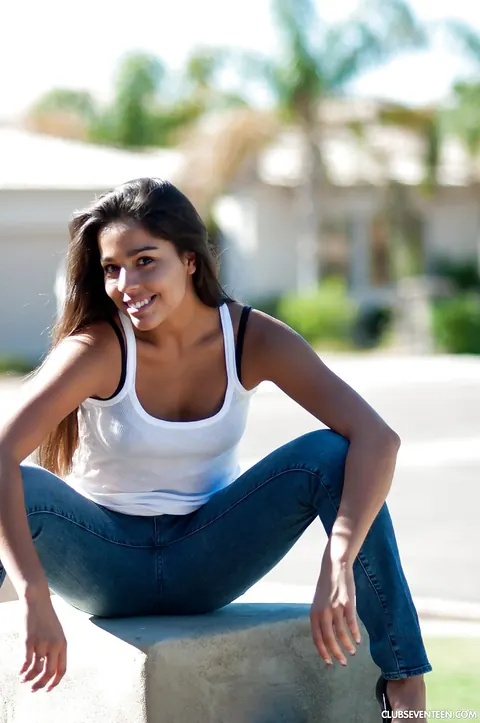Brunette Drops Her Jeans and Spreads Her Pussy Outdoors – photo 1 of 16