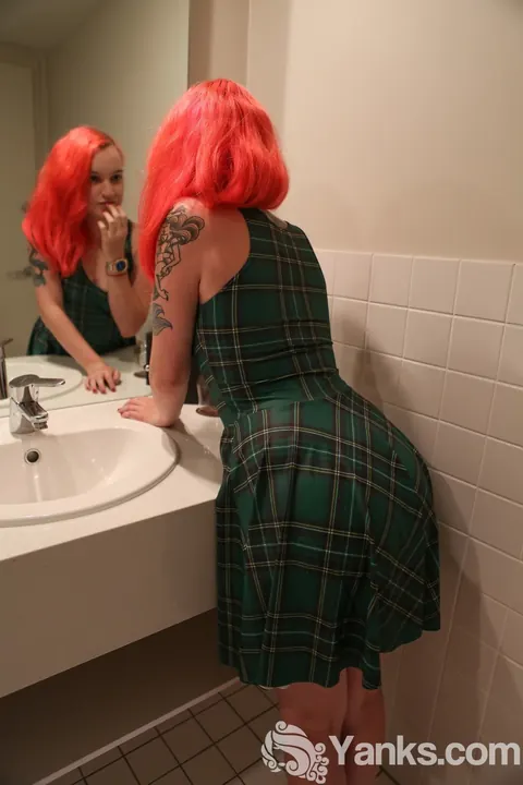 Sierra Knight: Tattooed Australian Fingers Her Pussy in the Bathroom – photo 3 of 17