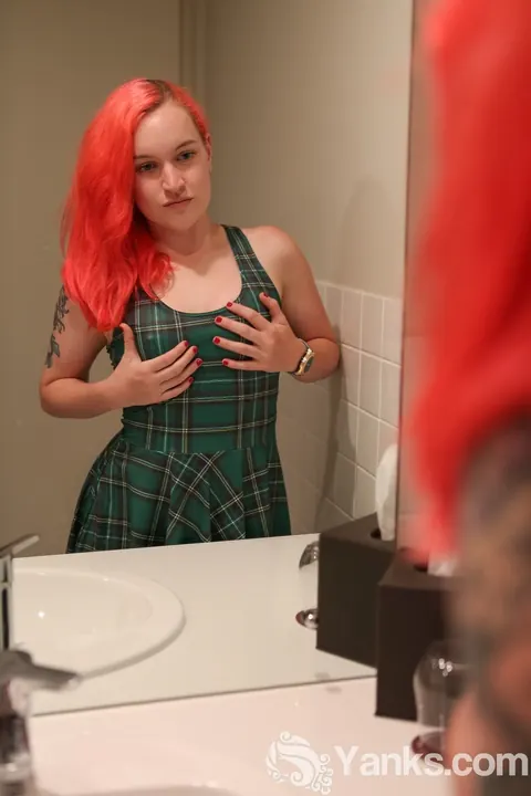 Sierra Knight: Tattooed Australian Fingers Her Pussy in the Bathroom – photo 2 of 17