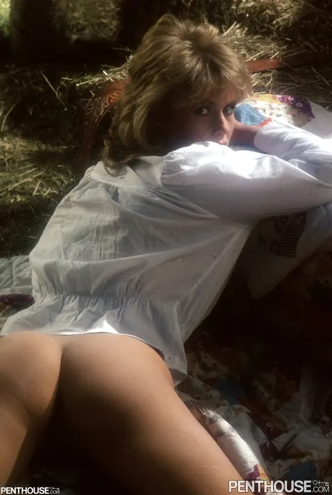 Short-Haired Blonde with Big Tits Spreads on the Beach in Heels – photo 4 of 20
