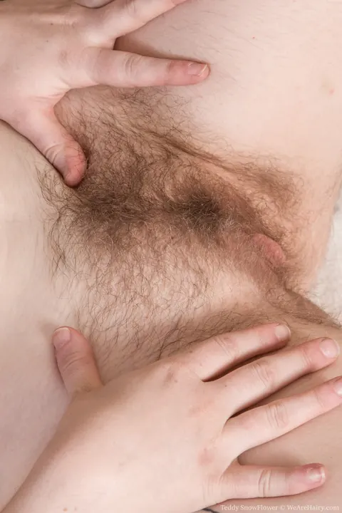 Teddy Snowflower: Mature Blonde MILF Strips to Flaunt Hairy Armpits and Bush – photo 13 of 17