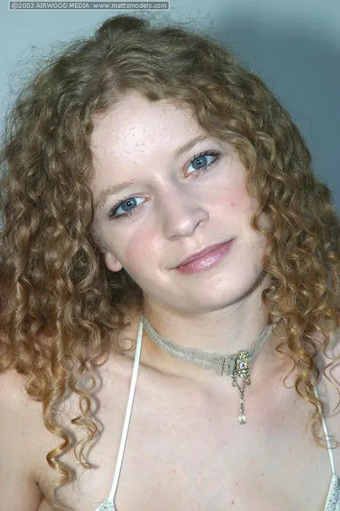 Gwen jade: Curly Brunette with Big Natural Tits Spreads Her Pussy in a Skirt – photo 2 of 16
