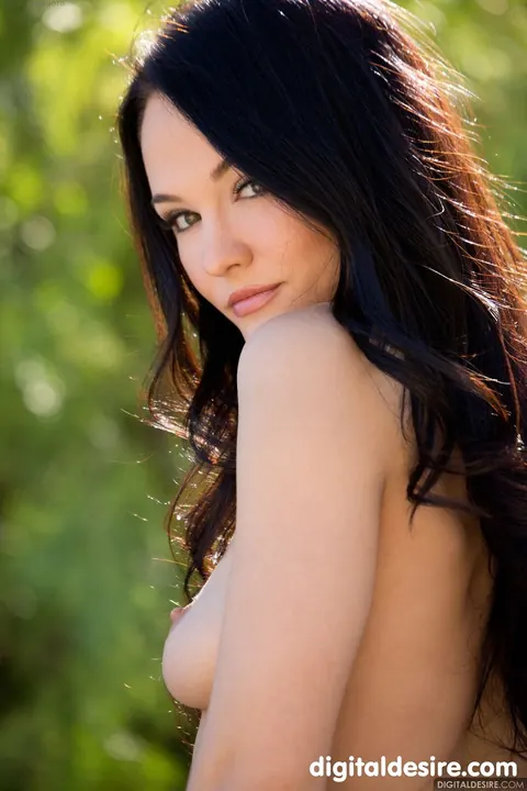 Logan Drae: Tattooed Brunette Strips Nude and Poses for Glamour Set – photo 7 of 21