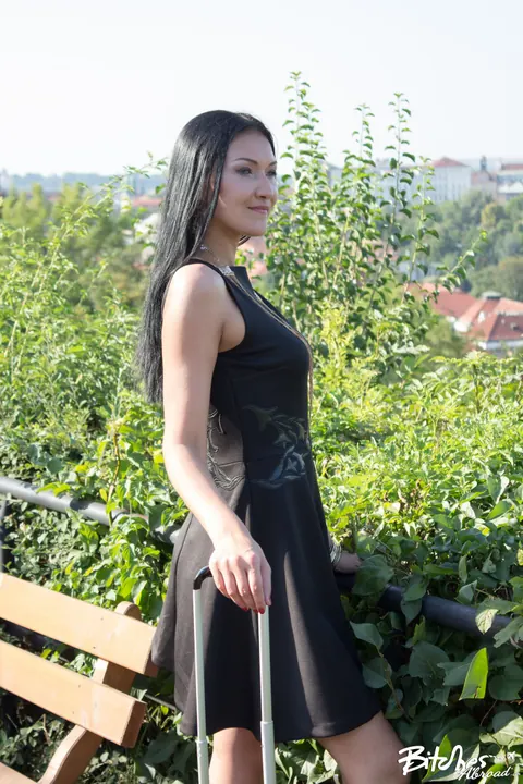 Vanessa Vaughn: Tall Asian Tourist Takes a Facial Outdoors – photo 10 of 17