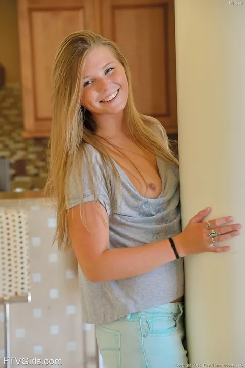 Melissa May: Blonde in Jeans Flashes Her Ass Outdoors Then Masturbates – photo 5 of 15