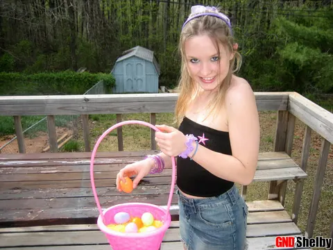 Thick Woman in a Skirt and Heels Flashes Her Big Ass Outdoors on Easter – photo 2 of 12