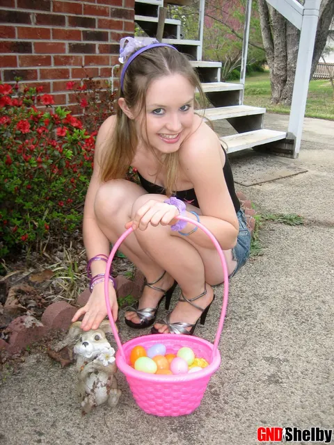 Thick Woman in a Skirt and Heels Flashes Her Big Ass Outdoors on Easter – photo 7 of 12