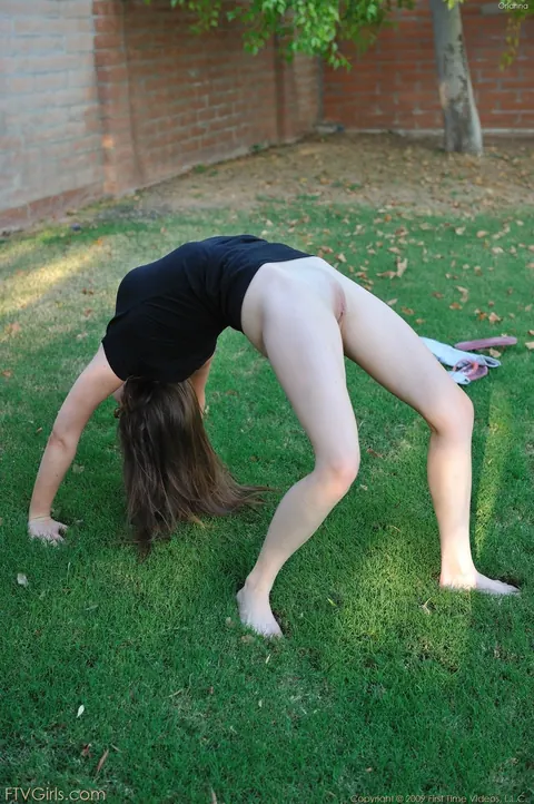 Brunette in Glasses Spreads Her Shaved Pussy Outdoors in Yoga Pants – photo 12 of 15