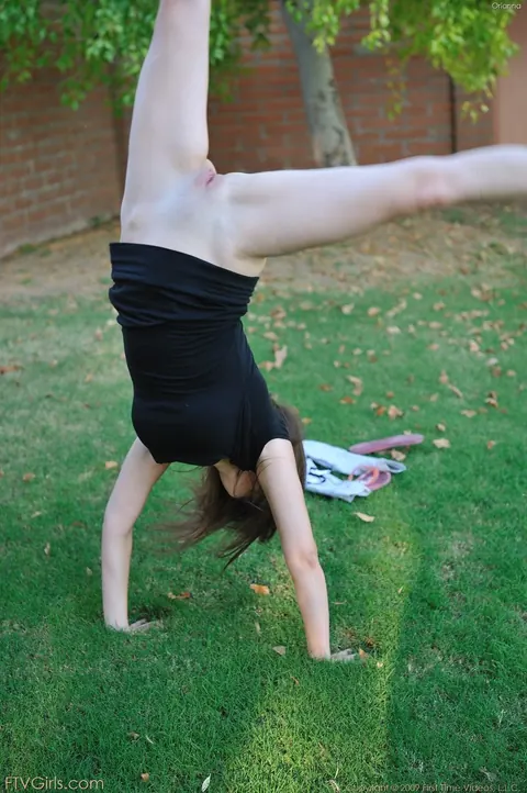 Brunette in Glasses Spreads Her Shaved Pussy Outdoors in Yoga Pants – photo 11 of 15