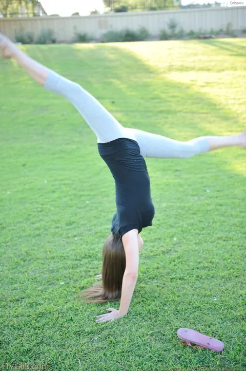 Brunette in Glasses Spreads Her Shaved Pussy Outdoors in Yoga Pants – photo 2 of 15