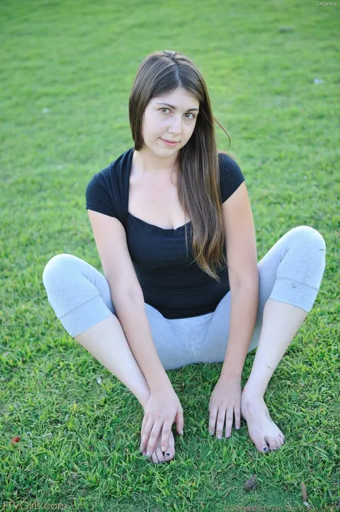 Brunette in Glasses Spreads Her Shaved Pussy Outdoors in Yoga Pants – photo 5 of 15