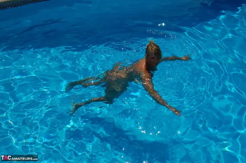 Sweet Susi: Blonde MILF Goes Skinny Dipping in the Pool by Day – photo 6 of 16