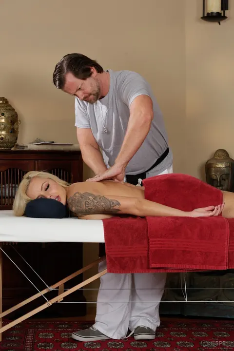 Nina Elle: Blonde MILF Deepthroats During a Massage – photo 3 of 18