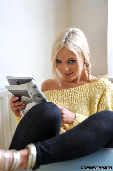 Blonde Sheds Her Jeans and Yellow Top Then Spreads Wide – photo 1 of 12
