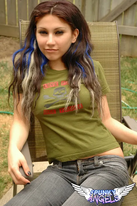 Angel Button: Skinny Latina Strips Out of Her Jeans Outdoors – photo 3 of 12