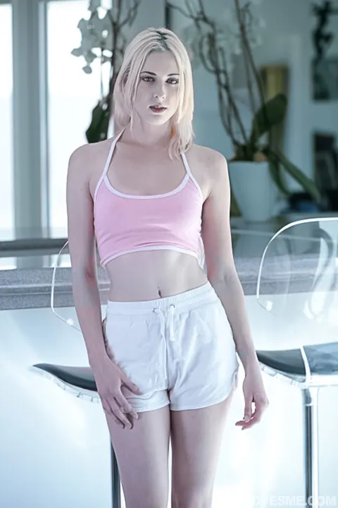 Alice Echo: Blonde Gives a Deepthroat Blowjob and Spreads Outdoors – photo 1 of 20