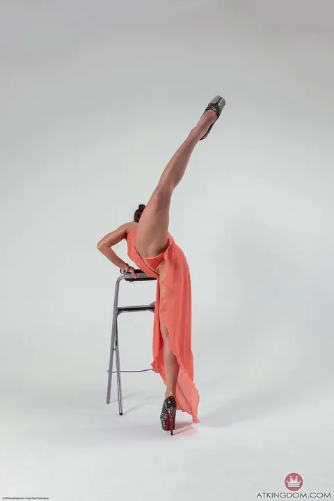 Nika R: MILF Undresses and Spreads Her Legs in High Heels – photo 4 of 21