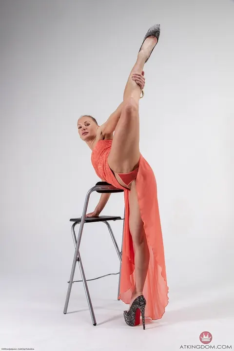 Nika R: MILF Undresses and Spreads Her Legs in High Heels – photo 5 of 21