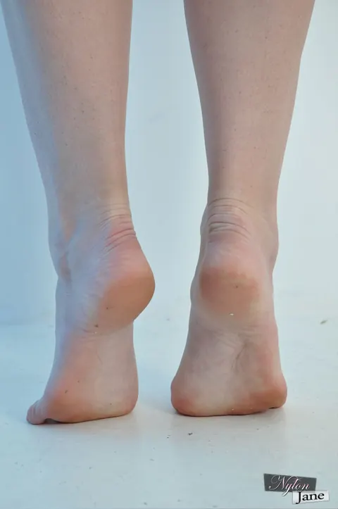 Paige Turnah: Tall British MILF Spreads Her Shaved Pussy and Flexes Her Feet – photo 3 of 15