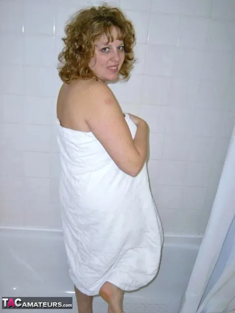 Curvy Claire: British Redhead MILF Spreads Her Hairy Pussy in the Bathroom – photo 2 of 20
