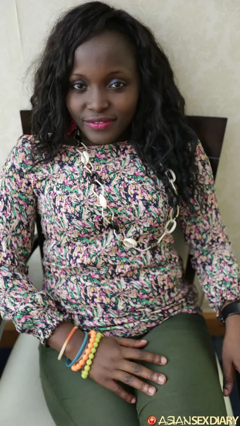 Ebony Woman Spreads for Interracial Sex – photo 3 of 20