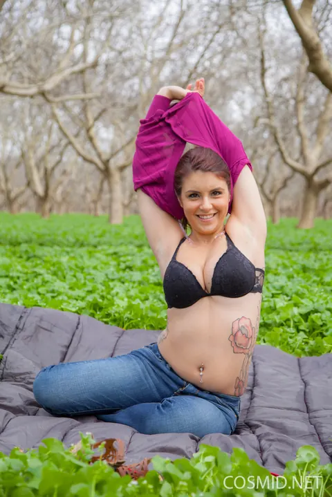 Aubrey Chase: Redhead BBW in Jeans Shows Her Big Tits Outdoors – photo 4 of 16