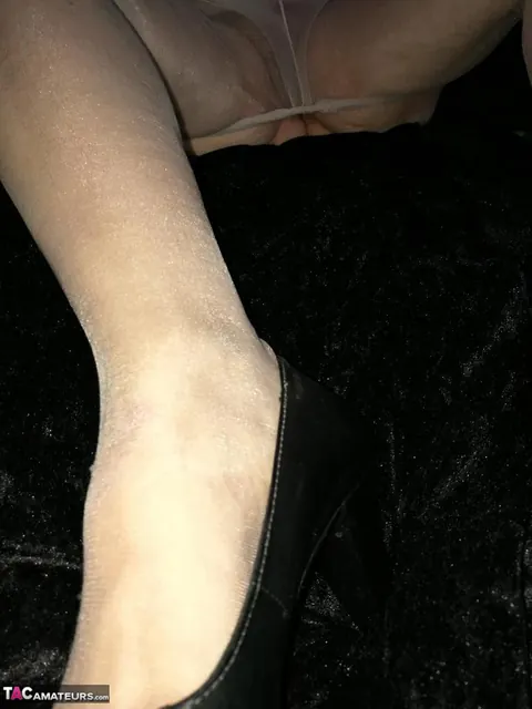BBW Undresses, Fingers and Spreads – photo 9 of 20