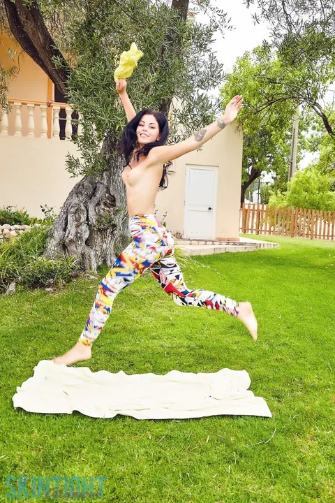 Aemelia Fox: Thick British Brunette Reveals Her Big Tits in Yoga Pants Outdoors – photo 5 of 12