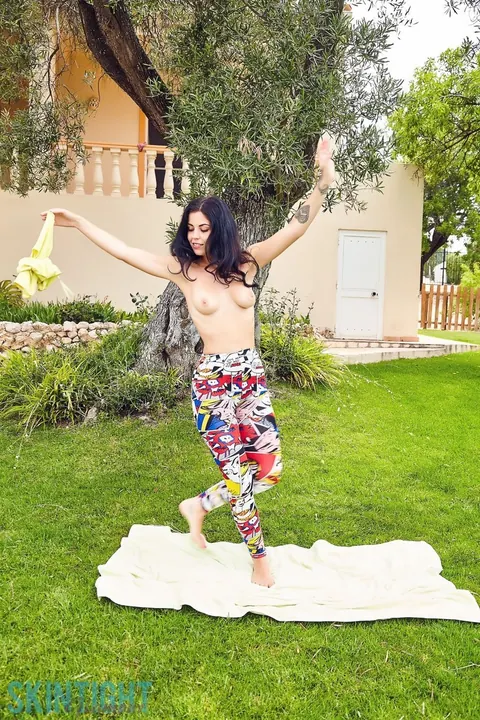 Aemelia Fox: Thick British Brunette Reveals Her Big Tits in Yoga Pants Outdoors – photo 4 of 12