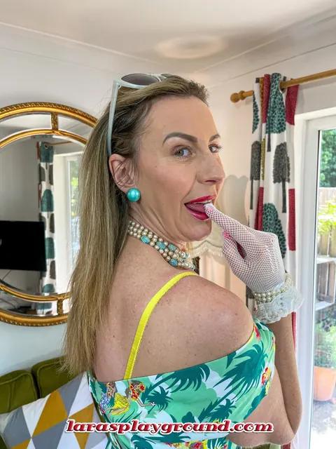 Lara Latex: Tall British MILF Spreads Outdoors in Stockings and Heels – photo 3 of 21