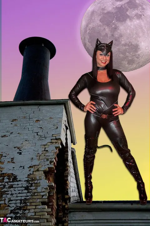 Isis Haze: Brunette MILF Flaunts Her Big Natural Tits in Latex Costume – photo 2 of 19