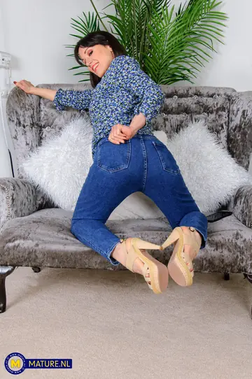Lucy Love – Mature British Brunette in Jeans and Heels Oils Up and Masturbates