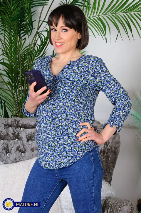Lucy Love: Mature British Brunette in Jeans and Heels Oils Up and Masturbates – photo 1 of 11