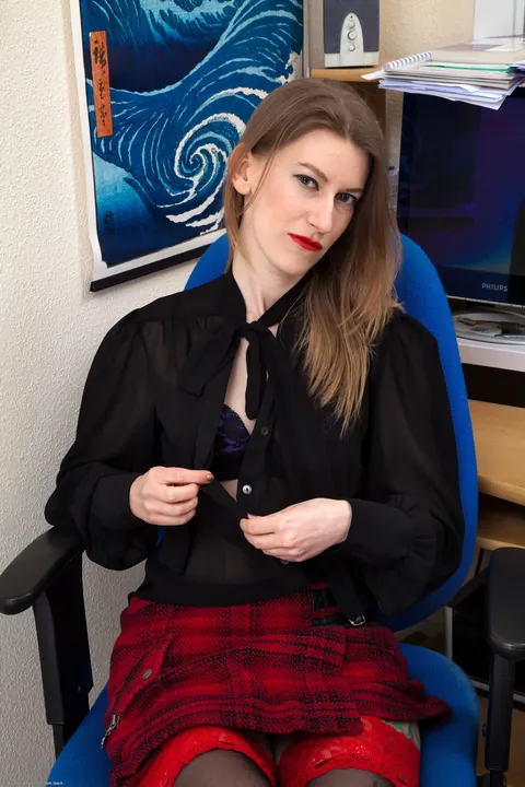 Katie Daze: Slim Hairy PAWG in Stockings Spreads Her Pussy – photo 4 of 21