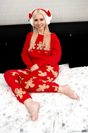 Sarah Calanthe – Busty European Blondes Kiss, Finger and Lick Each Other