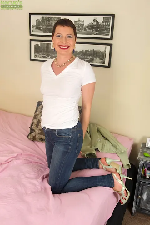 Kali Karinena: Thick Brunette MILF Strips Out of Her Jeans and Spreads Her Pussy – photo 4 of 15