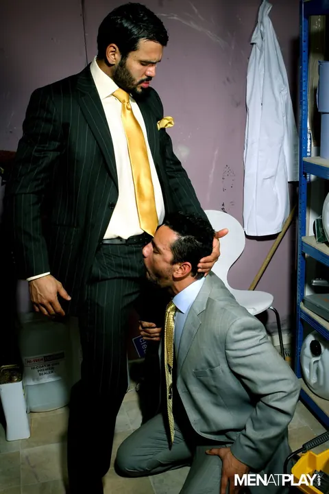 Two Men Kiss and Fuck in Standing Doggy Style – photo 7 of 16