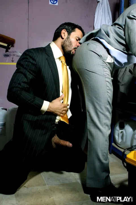 Two Men Kiss and Fuck in Standing Doggy Style – photo 11 of 16