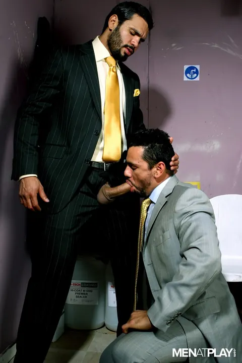 Two Men Kiss and Fuck in Standing Doggy Style – photo 8 of 16
