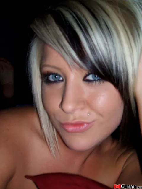 Short-Haired Blonde Spreads Her Shaved Pussy for Selfies – photo 3 of 12