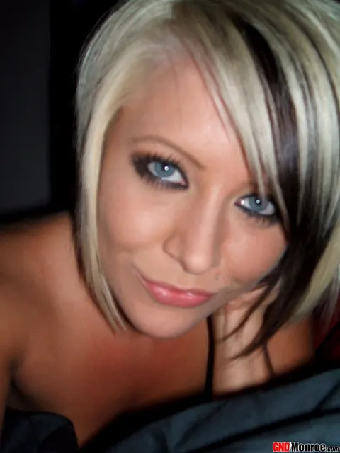 Short-Haired Blonde Spreads Her Shaved Pussy for Selfies – photo 7 of 12