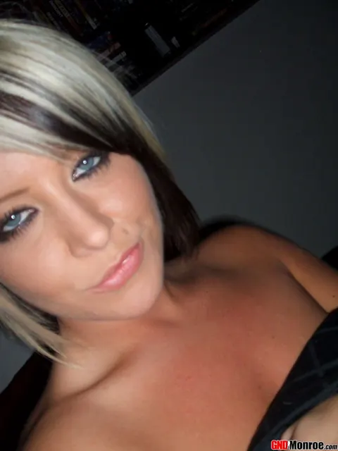 Short-Haired Blonde Spreads Her Shaved Pussy for Selfies – photo 5 of 12