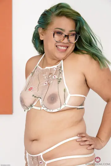 Asian BBW Strips Off Her Lingerie and Spreads Wide