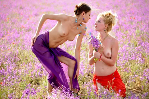 Woman Undresses and Bares Her Hairy Bush for the Camera – photo 6 of 21