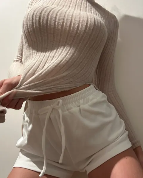 Woman in a Thong Poses and Shows Her Body – photo 8 of 20