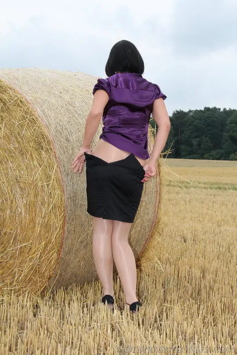Desy: Thick German MILF in Pantyhose Flashes Her Big Ass Outdoors – photo 2 of 15